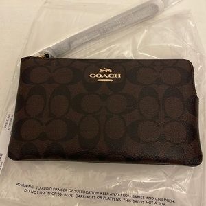 NWT Coach corner zip wristlet.